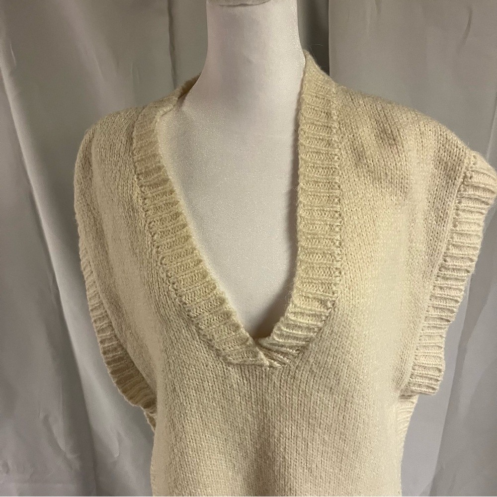 Life. Cream V-Neck Open-Sided Hi-Lo Women's Cozy Sweater Minimalist Versatile‎